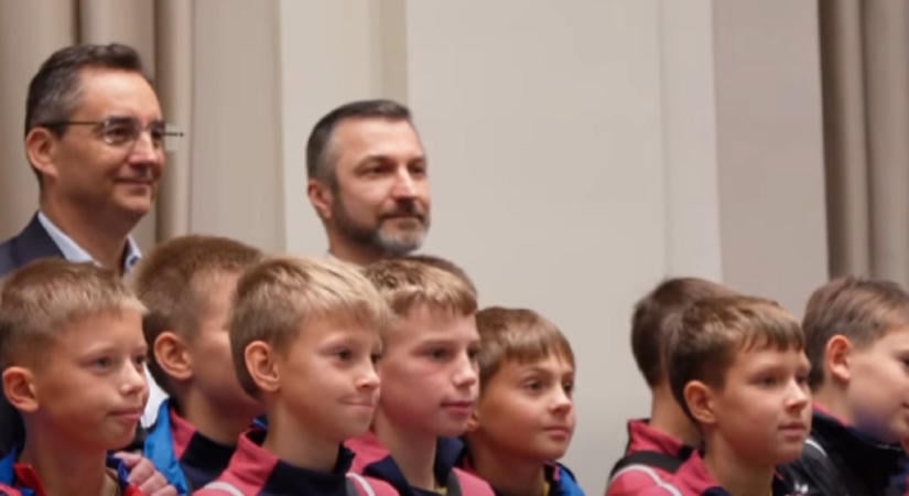 Papp László gyerekeknek mutogatta a debreceni városházát