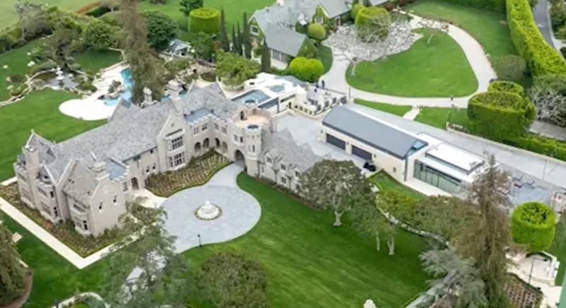 Nagyon fura film jön a hírhedt Playboy-villáról – Nagy botrány lehet belőle, mert a „mesét” egy 13 éves lány szolgáltatja