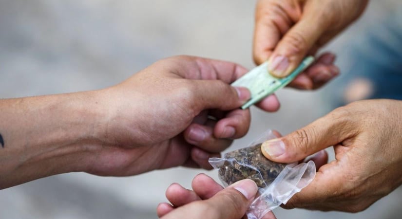 Alig szabadult a börtönből, már az ablakból árulta a drogot a zalai páros