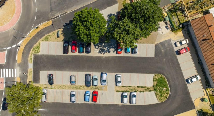 Több mint 7,6 millió forint négy parkolóhelyért? Durva drágulás jön Ajkán