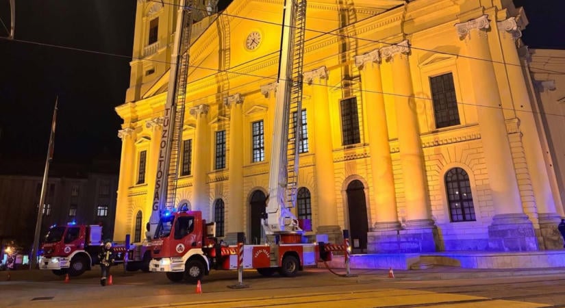 Tűzoltók lepték el a Debreceni Nagytemplomot! - fotókkal, videóval