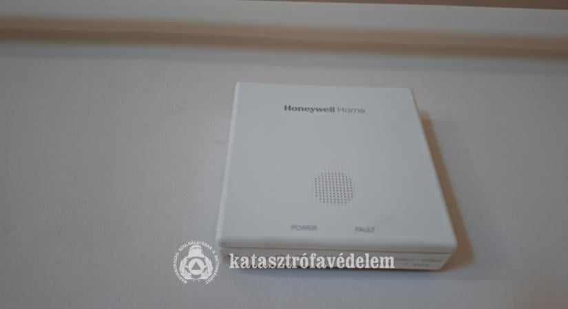Hattagú család otthonában jelzett a szén-monoxid-érzékelő Öcsödön