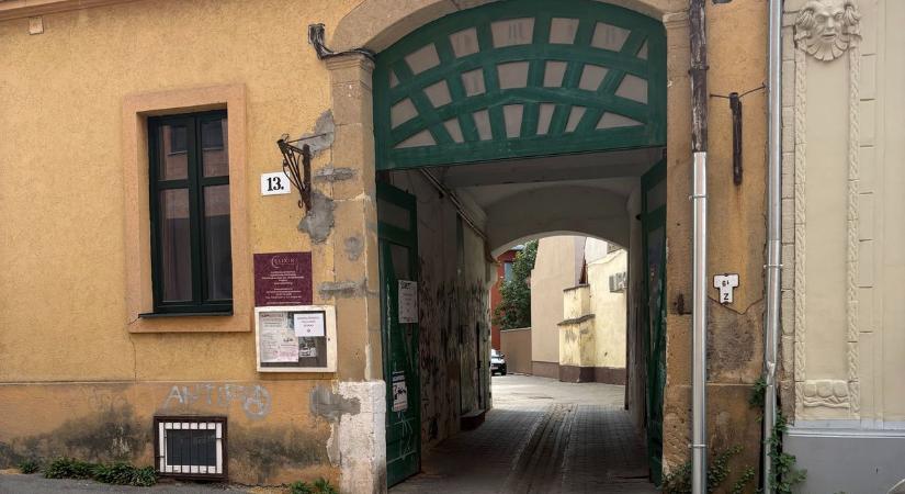 Félelemkeltés vagy rossz poén? Baljós, fenyegető feliratok jelentek a pécsi belvárosban (FOTÓK)