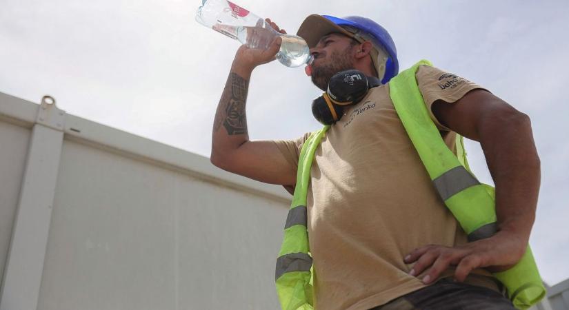 Csalók árazták túl a bádogos munkát, de a rendőrök tették a dolgukat