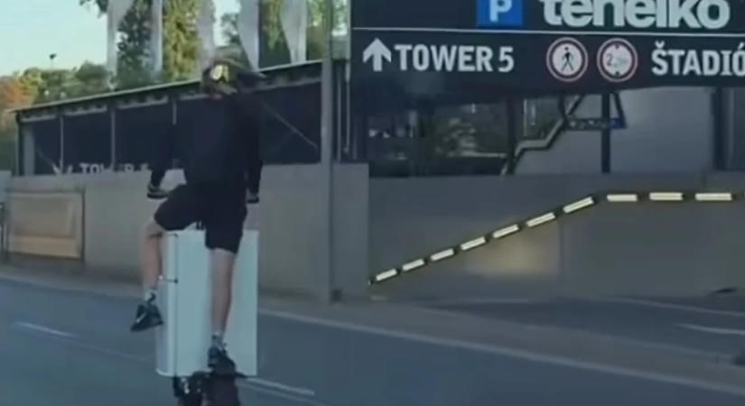 VIDEÓ: Elektromos rollerrel szállítottak hűtőszekrényt Pozsonyban
