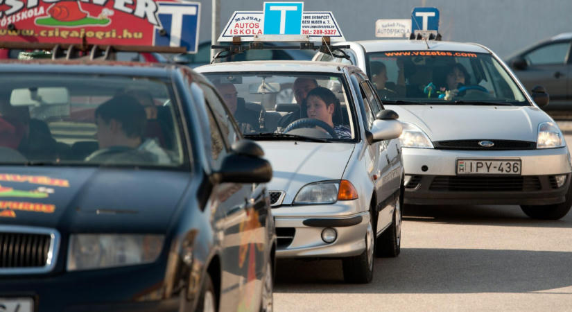 Kétszer is megbukott az autósiskolai oktató, aki pénzért más helyett vizsgázott