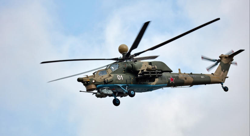 Az autóúton bukott oldalára a katonai helikopter – videó