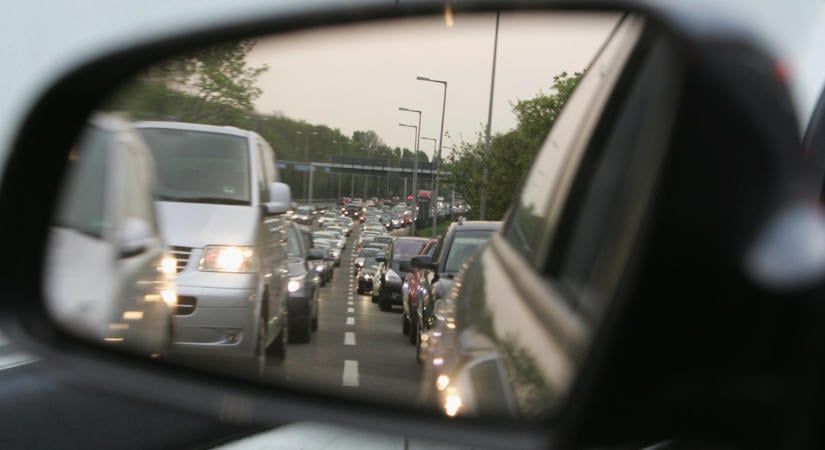 Az ország több pontján megbénult a közlekedés, helyenként 40 perccel is megnőhet a menetidő