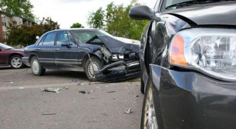 Teljes útzár a 82-es főúton, súlyos karambol történt