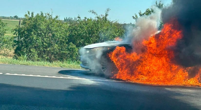 Brutális lángokkal ég egy autó az M7-esen – itt kell lassulásra számítani
