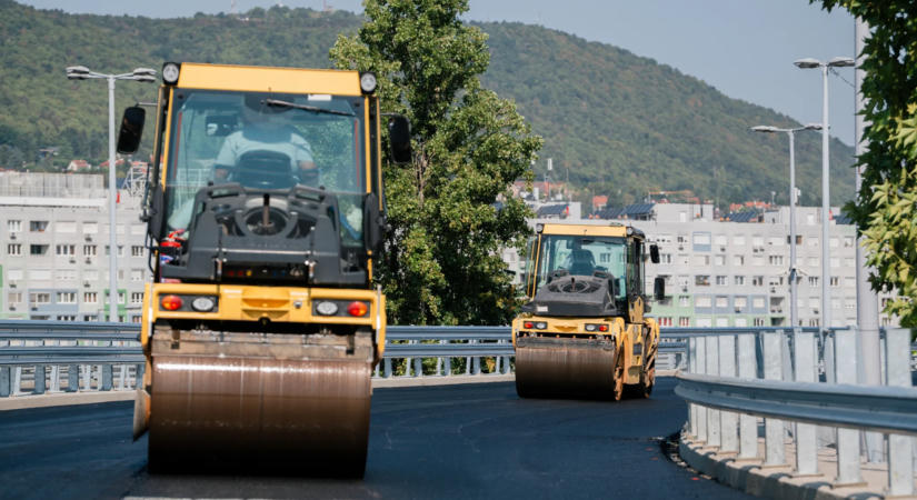 Aszfaltozzák a Flórián téri felüljárót: az iskolakezdésre újraindulhat a forgalom az északi hídon