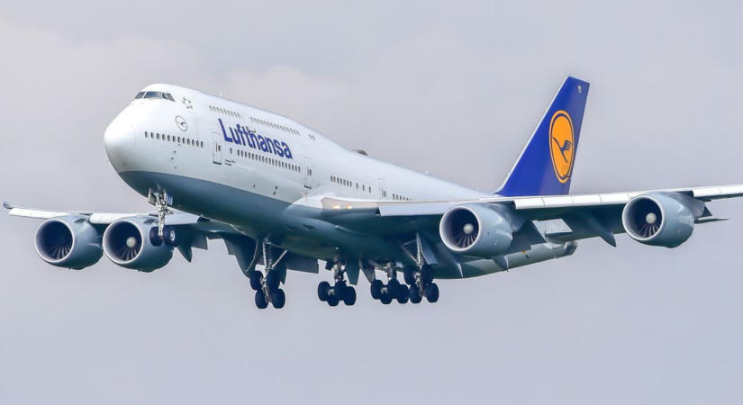 A vasi légtérben körözött a Lufthansa egyik utasszállító gépe, a repülési magassága is csökkent