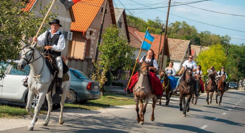 Az egész falut bejárta a színpompás menet – ilyen volt a majosi szüreti felvonulás