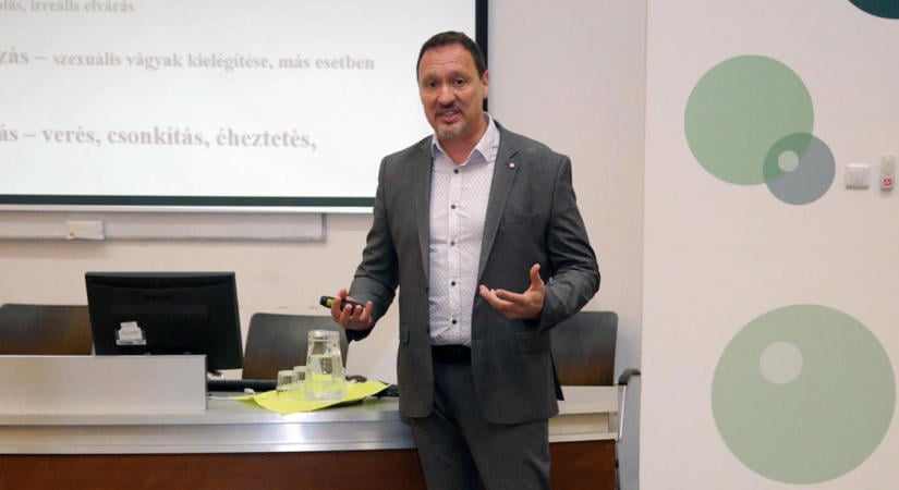 Igazságügyi pszichológus szakértő mondta el, mit tehetnek azok, akik félnek a furcsa kinézetű nőtől