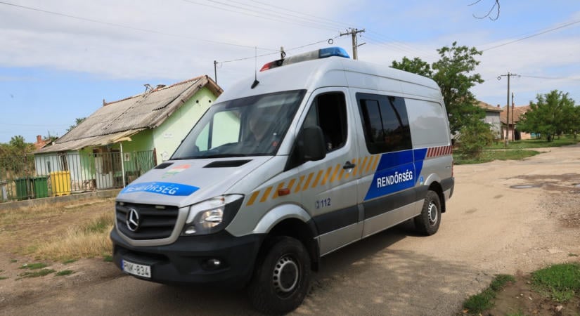 Botrány a mérai óvoda előtt, fegyverrel hadonászott a szülők és a gyerekek felé egy zavarodott férfi