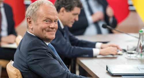 Merénylet fenyegeti a lengyel kormányfőt, Tusk mégis gyalog ment dolgozni