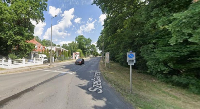 Olyat tett az idős sofőr Tiszaújvárosban, hogy az út közepén blokkolt le a gyalogos