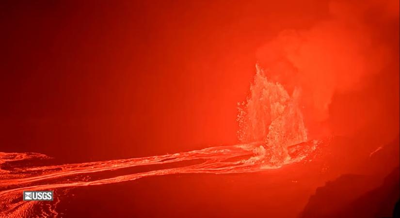 Lávát lövell a Kilauea, vörösbe borult az ég – videó