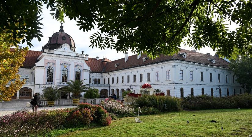 Elemző: szimbóluma van annak, hogy nem „Brüsszel árnyékában” találkoztak a V4-ek, hanem egy történelmi helyszínen