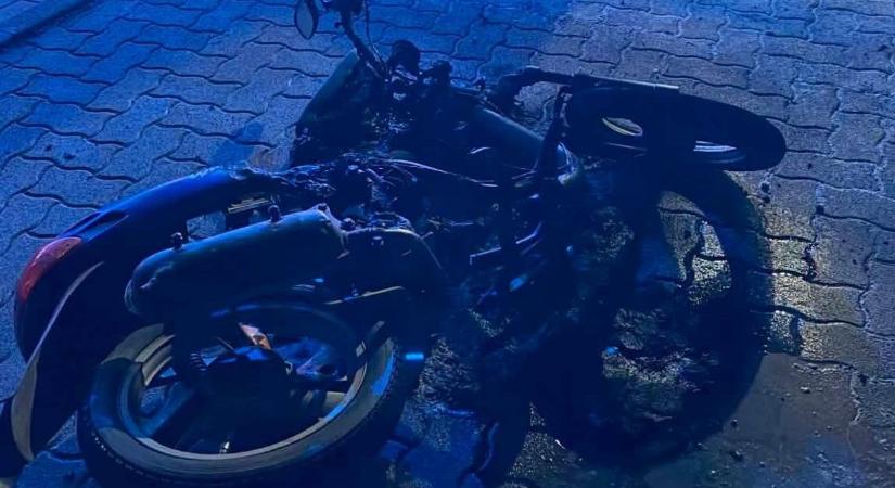Felgyújtottak egy motort a buszmegállóban