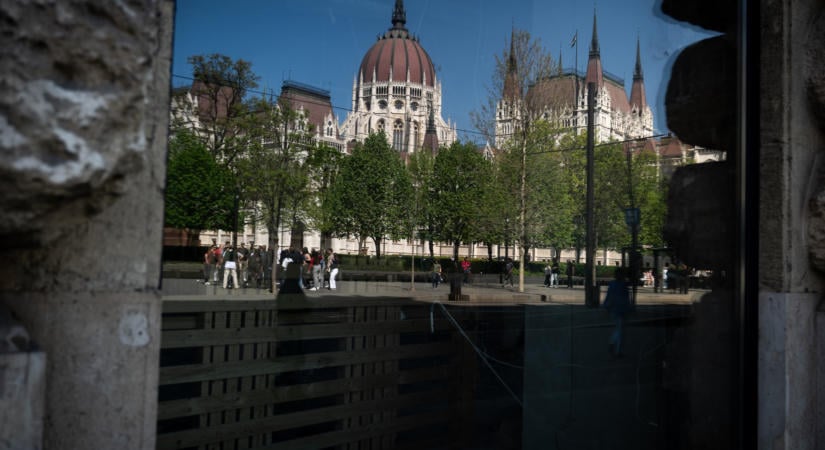 Nyomoz az ügyészség, mégis 200 millióval megemelték a Parlament körüli parkfenntartó szerződését