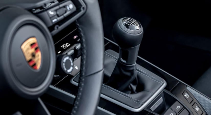 Kézi váltónak álcázza magát a Porsche új automatája