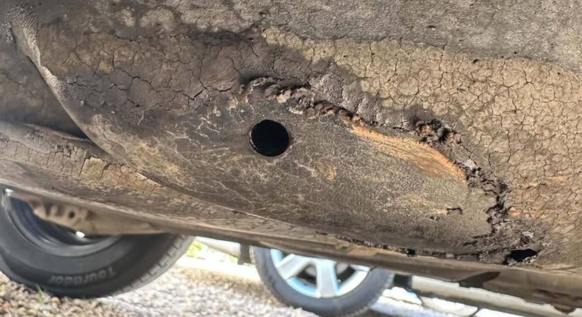 Fúróval csapolták meg egy győri autó benzintankját - itt a rendőrség válasza