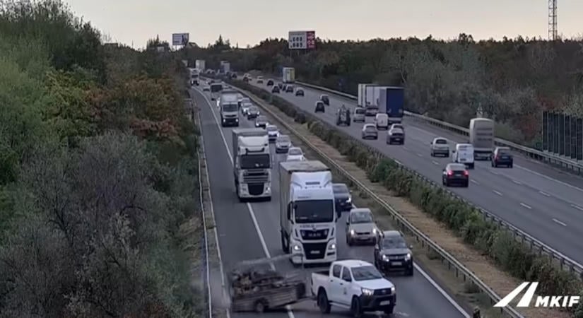 Keresztbe fordult egy állatszállító az autópályán, majd szalagkorlátnak csapódott – Videó