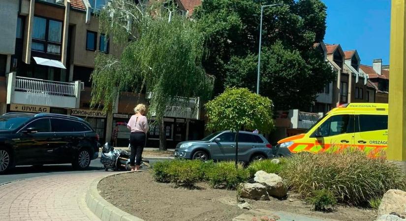 Elütöttek egy motorost a győri körforgalomban - olvasói fotók