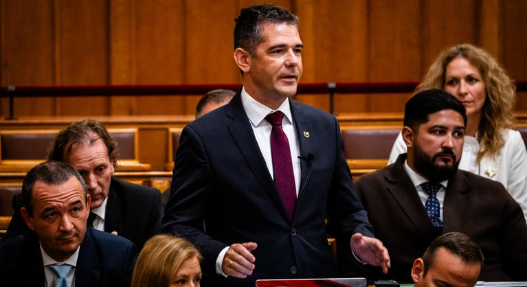 Bocsánatkérést követel a Mi Hazánk a képviselőktől, akik ülve maradtak a parlamenti megemlékezésen