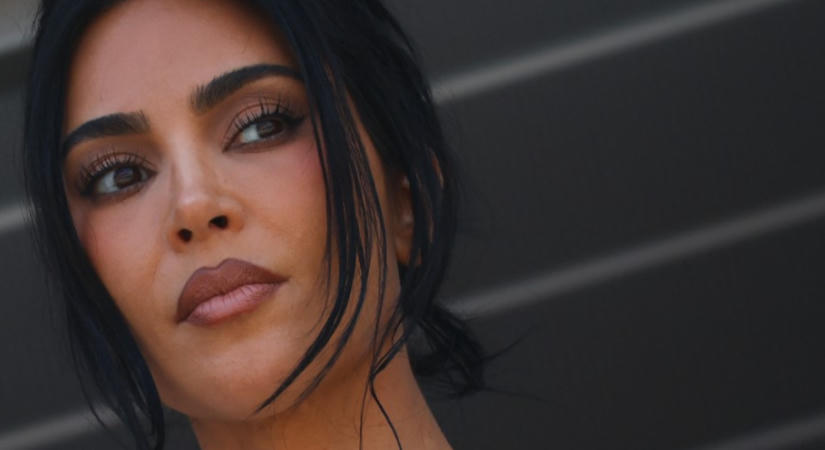 Kim Kardashian láthatatlan zuhanya új szintre emeli a minimalista fürdőszobát