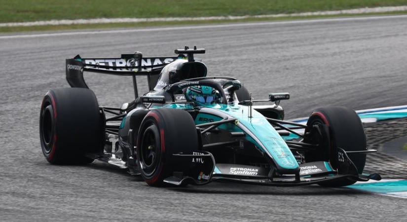 „Mintha egy sütőben ülnénk” – Az év legforróbb F1-es futamain spórol a versenyzőin a Mercedes