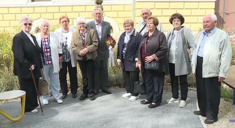 62 éve érettségiztek, még mindig együtt térnek vissza egykori iskolájukba