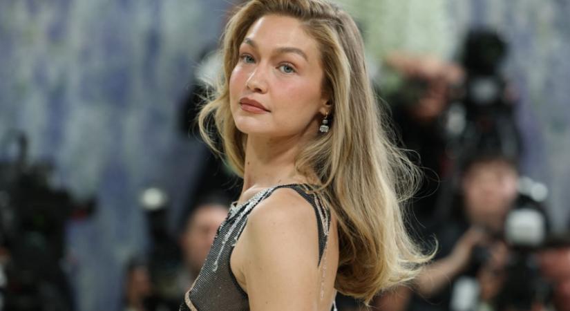 Gigi Hadid ebben mesés rózsaszín gyöngyruhában érkezett Taylor Swifték esüvőjére – FOTÓ