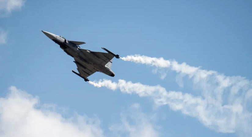 Szolnok mellett lezuhant a magyar honvédség egyik Gripen vadászgépe