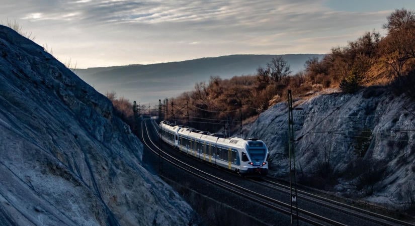 Menetrendi változások: pótlóbuszos közlekedés és kimaradó vonatok a győri fővonalon