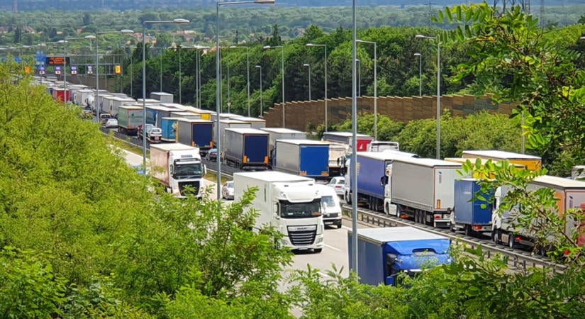 Baleset az M1-esen Bicskénél, több kilométeres a dugó, gyalogost gázoltak Vecsésen