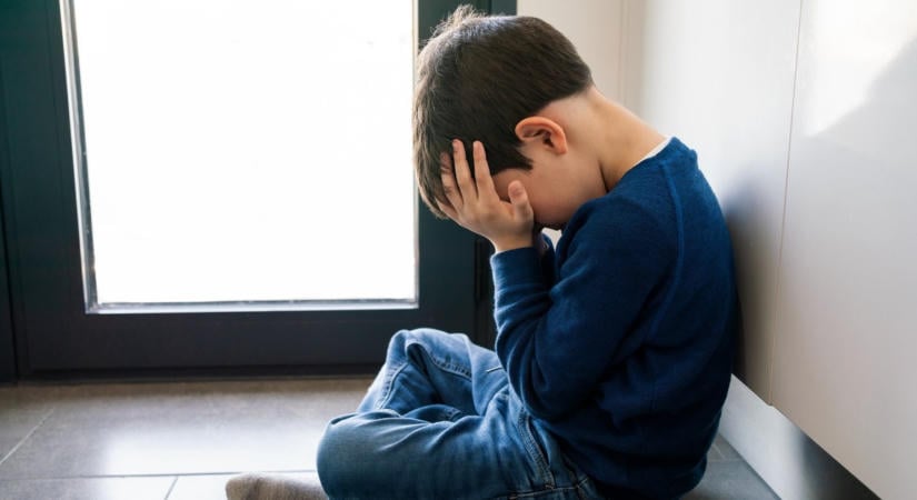 Szívszorító! Egy szál pizsamában, a fagyban állt a 8 éves kisfiú: kiderült, milyen borzalmak folytak a zárt ajtók mögött