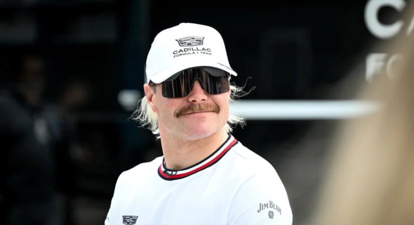 Kerékpárral érkezik a Szingapúri Nagydíjra Valtteri Bottas