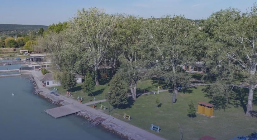 Megújul a balatonalmádi Budatava strand: fákat ültetnek és a kabinokat is korszerűsítik