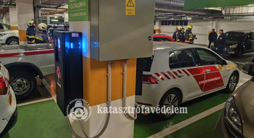 Ezt teszik a tűzoltók, ha villanyautó gyullad ki egy mélygarázsban