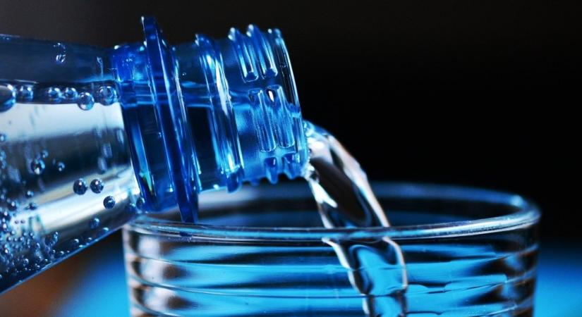 Győrben és Szombathelyen is vizet oszt a Volánbusz a forróság miatt