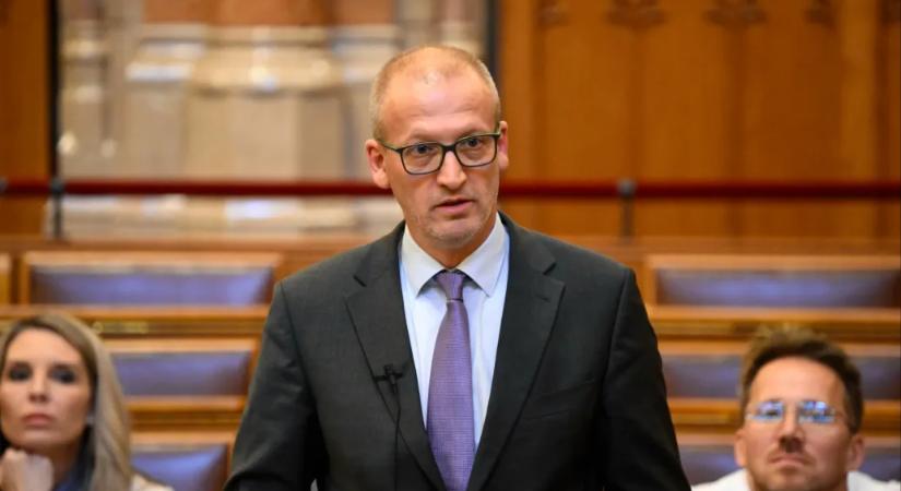 Tarr Zoltán visszavonja Hankó Balázs április 8-i döntéseit, melyekben közel 400 millió forintnyi NKA-támogatást osztott ki