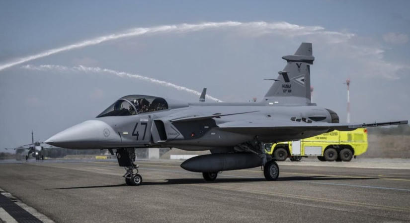 Lezuhant a magyar honvédség egyik Gripen vadászgépe Szolnok mellett