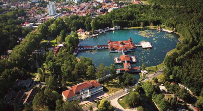Tulajdonrészt kér a Tófürdőből Hévíz! A polgármester szerint most dől el 100 évre a város sorsa