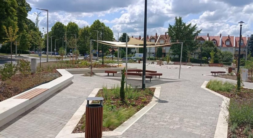 Megújult a Szolgáltatóház előtti tér és új parkoló létesült Siklóson