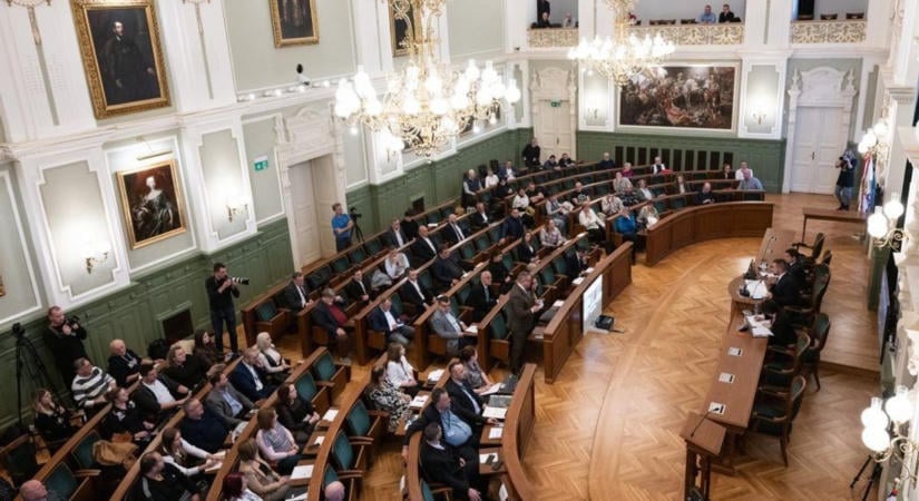 Győri közgyűlés - Terítéken az azbesztügy, a győri belváros biztonsága, a fürdő és a Győr Média helyzete