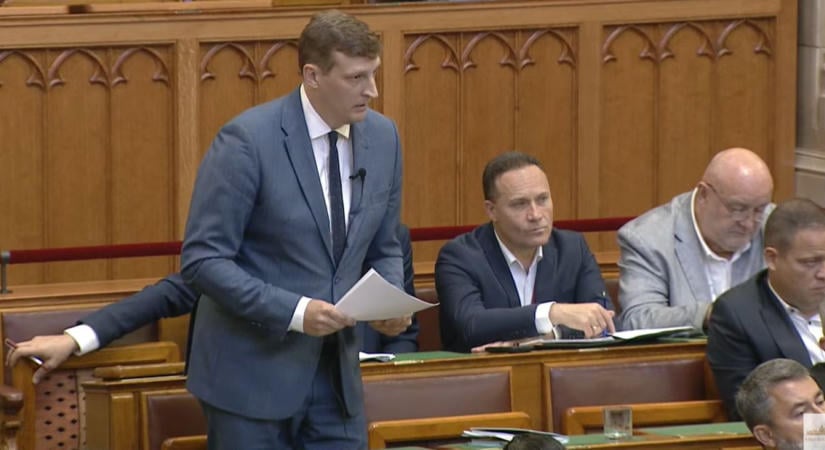 Panyi Miklós bocsánatot kért az AI-honvédtisztes posztért