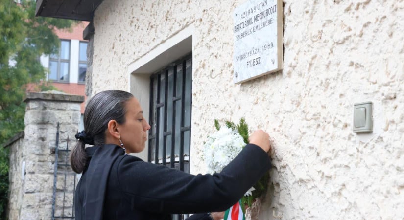 A volt ÁVO épületénél koszorúztak Nyíregyházán (fotókkal)