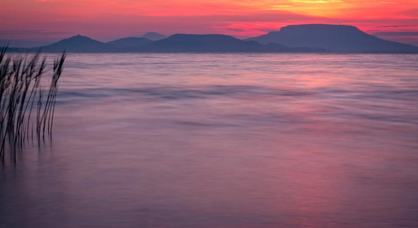 Fürdési tilalom a Balatonnál: lezárták az egyik népszerű strandot